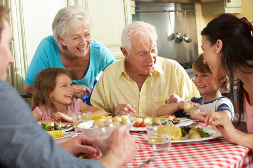 [:en]Why You Should Invite Your Elderly Parents to Dinner[:]